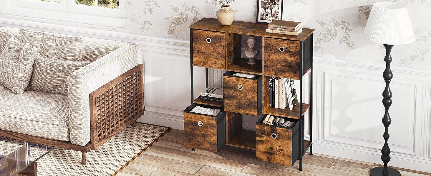 Contenitore in stile industriale con finitura in metallo invecchiato, caratterizzato da più scomparti ed elementi decorativi di