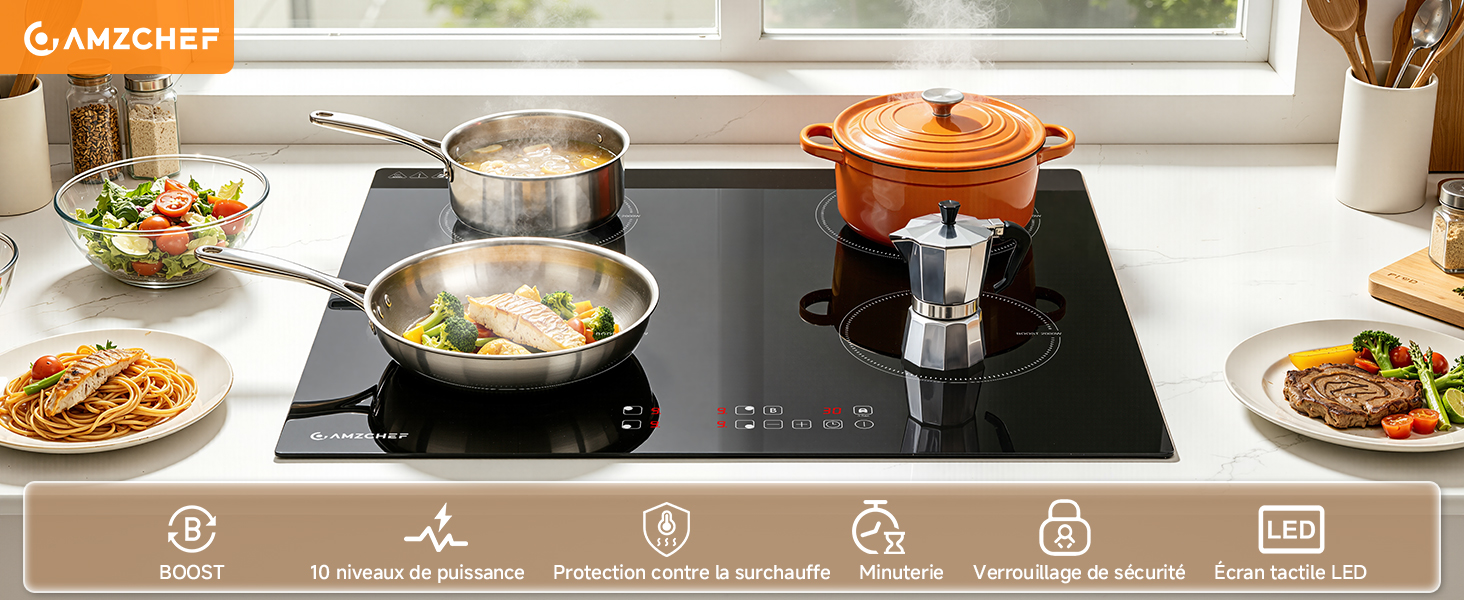 Le texte indique « AMZCHEF » avec des icônes de cuisine en dessous. Le wok et la poêle cuisent activement sur une table de cuisson à induction portable avec les ingrédients préparés et les plats en assiette visibles sur le comptoir.
