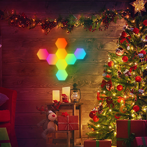 un sapin de Noël avec une lumière de Noël en arrière-plan