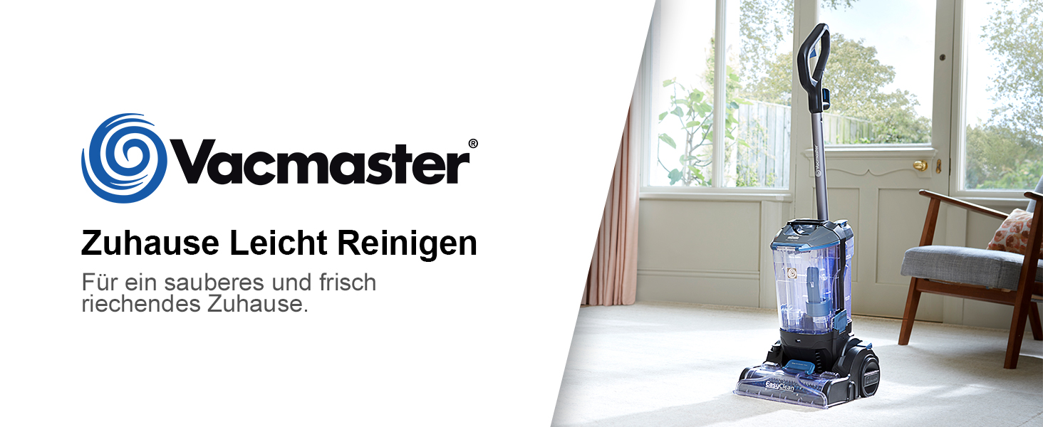 Vacmaster Standstaubsauger in blauem und klarem Design, abgebildet in einer Wohnzimmereinrichtung. Der Text weist darauf hin, dass er für die einfache Reinigung zu Hause geeignet