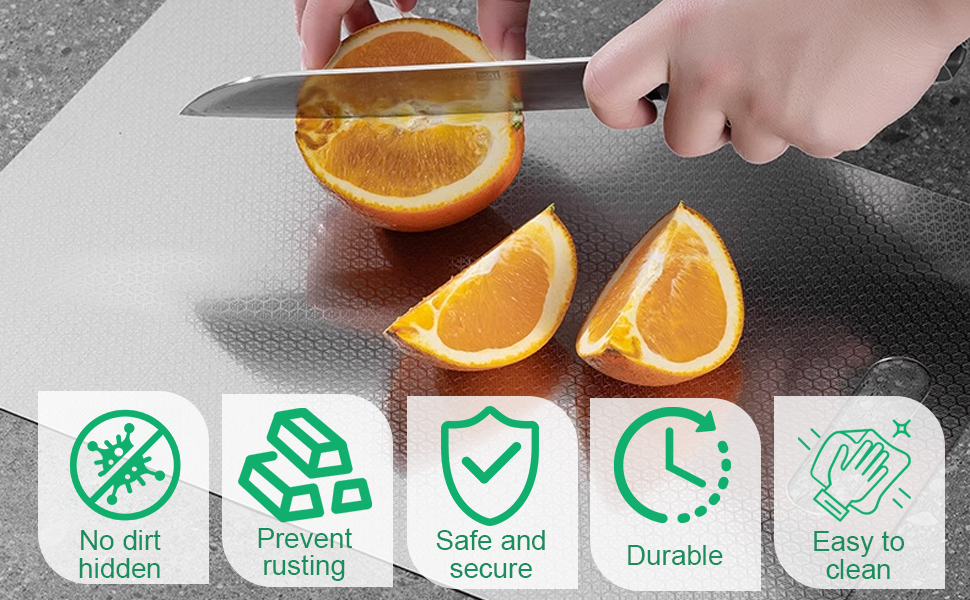 Frutos cítricos de color naranja exprimidos, acompañados de iconos circulares verdes que ilustran las diferentes características o beneficios del producto.