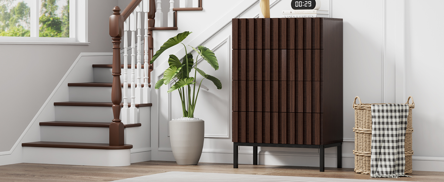 Design d'escalier intérieur moderne avec des murs blancs, des marches et des balustrades en bois foncé. Des jardinières décoratives et des meubles accentuent l'espace.