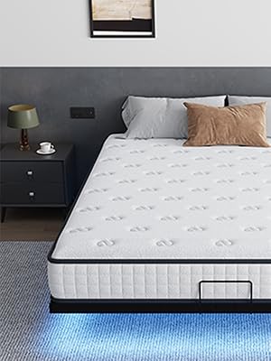 un matelas avec un oreiller sur le côté