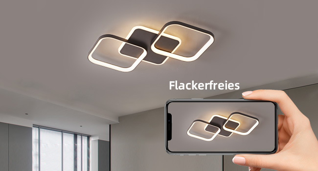 Moderne Deckenleuchte mit drei miteinander verbundenen quadratischen Paneelen, beleuchtet abgebildet. Eine Hand hält ein Smartphone in der Hand, das das gleiche Licht anzeigt und die Funktionen der Fernbedienung demonstriert