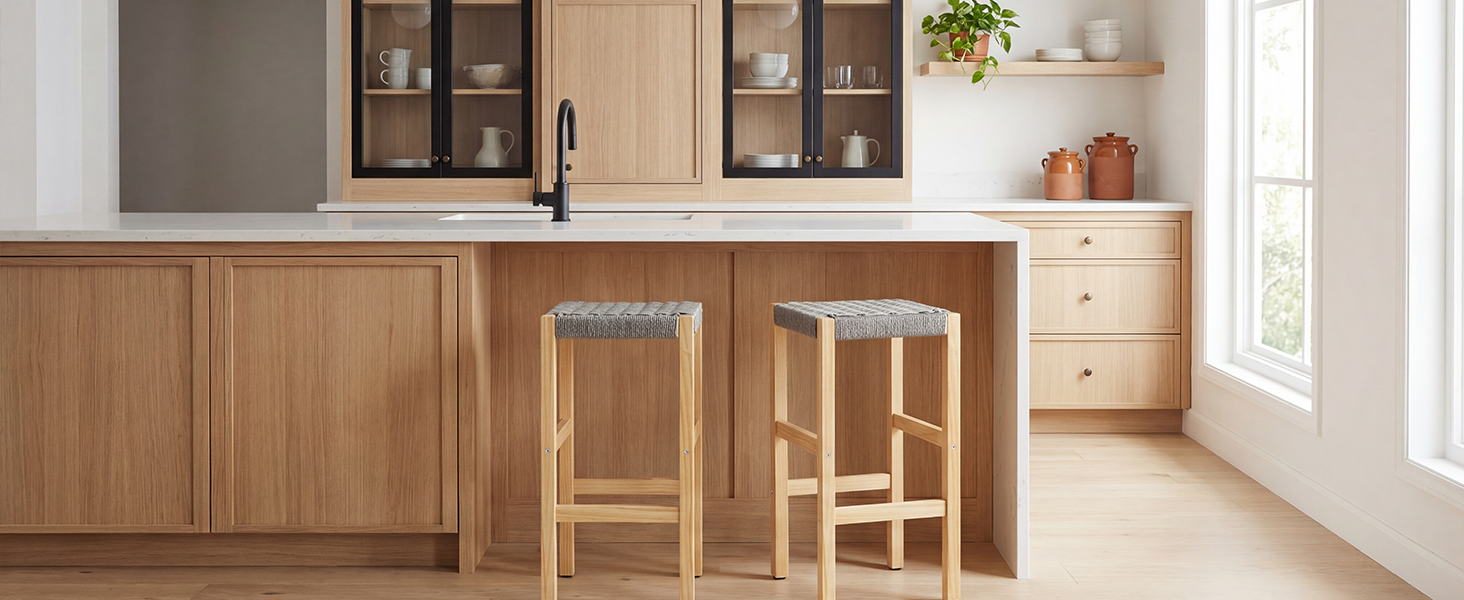 Modernes Kücheninterieur mit Holzschränken und minimalistischem Design mit klaren Linien und natürlichem Licht durch Fenster.
