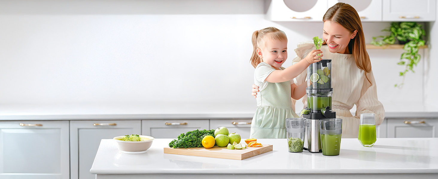 en cours d'utilisation pour préparer un smoothie vert. Fruits et légumes variés sur planche à découper. Cadre de cuisine avec armoires blanches et plantes.