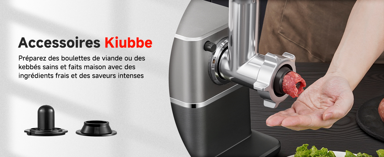 Le texte se lit comme suit : « Accessoires Klubbe ». Mains montrant un dispositif mécanique gris avec un composant rouge, représenté en action dans le contexte de la préparation des aliments.