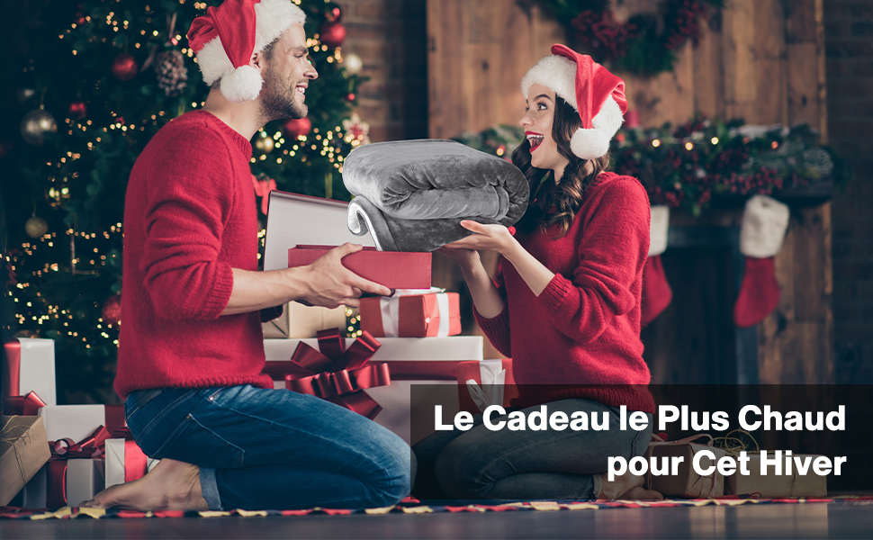 Le texte se lit comme suit : « Le Cadeau le Plus Chaud pour Cet Hiver ». Scène de vacances montrant une personne en vêtements rouges tenant ce qui semble être un cadeau.
