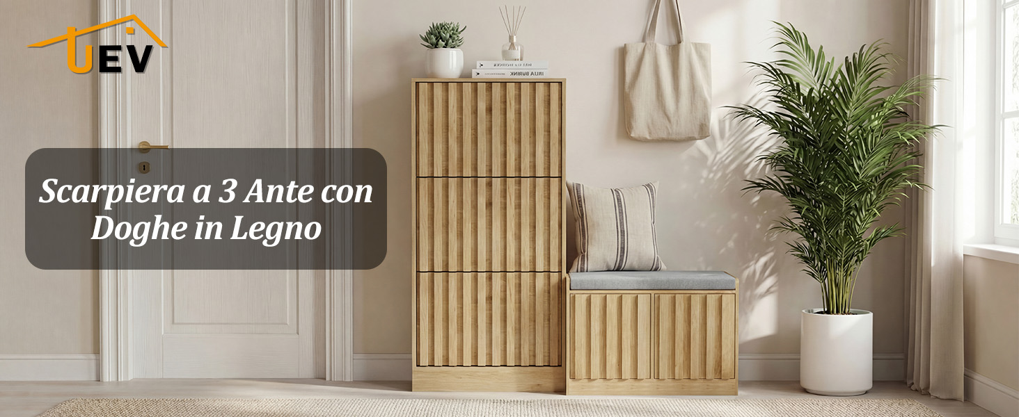 Il testo recita «Scarpiera a 3 Ante con Doghe in Legno». Allestimento interno della casa con mobili contenitori in doghe di legno con tre scomparti disposti tra cesti intrecciati e decorazioni vegetali in vaso.