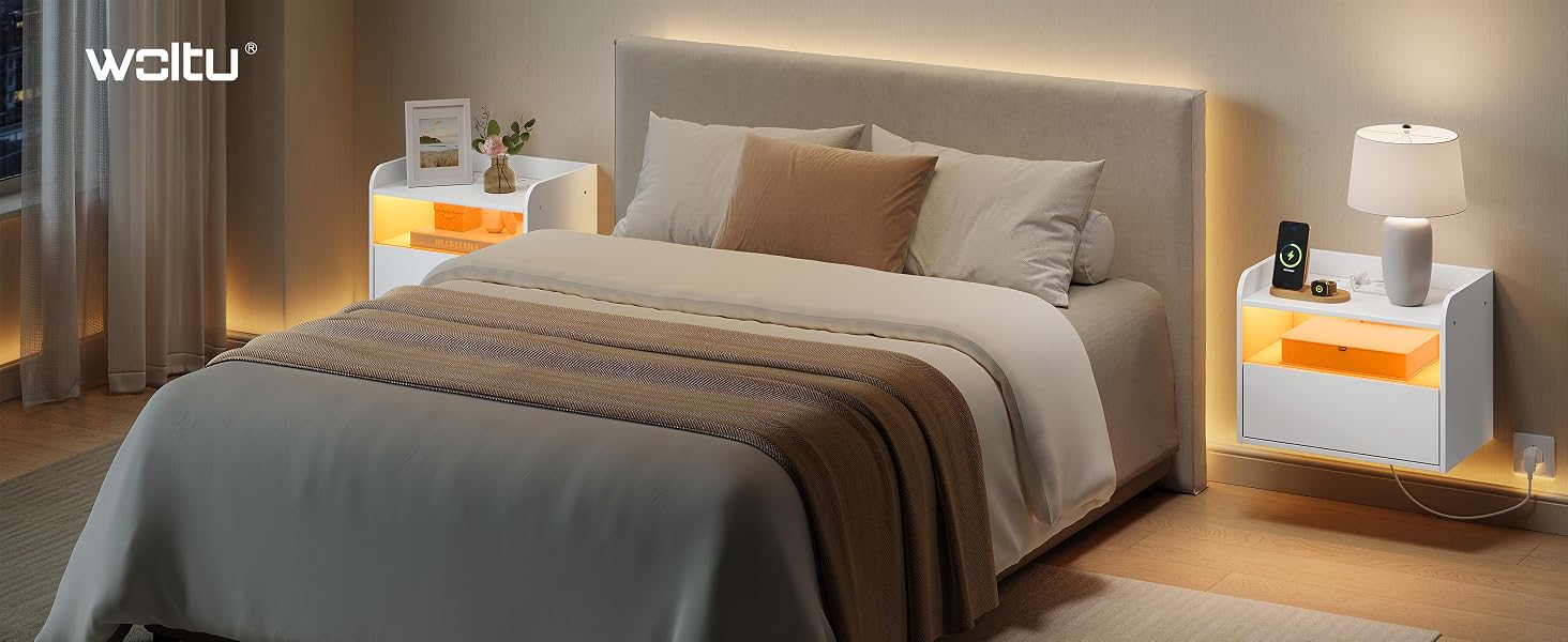 El texto dice el nombre de la marca «WOTTU». El interior del dormitorio presenta una cama con ropa de cama en capas, cabecero de madera, mesas auxiliares con cajas decorativas de color amarillo/naranja, iluminación ambiental cálida y un estilo de decoración minimalista moderno.