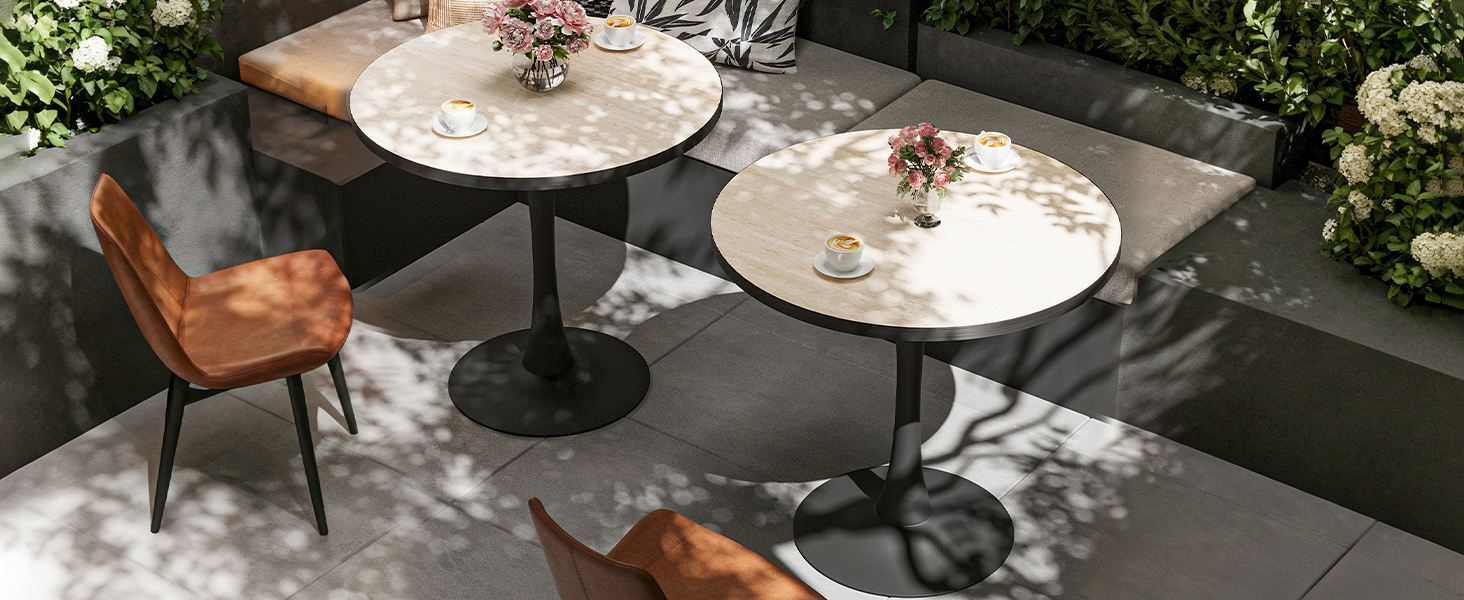 Il testo recita «custodia magnetica opaca». Moderna sala da pranzo all'aperto con tavoli rotondi in marmo bianco e sedie in pelle marrone sul patio.