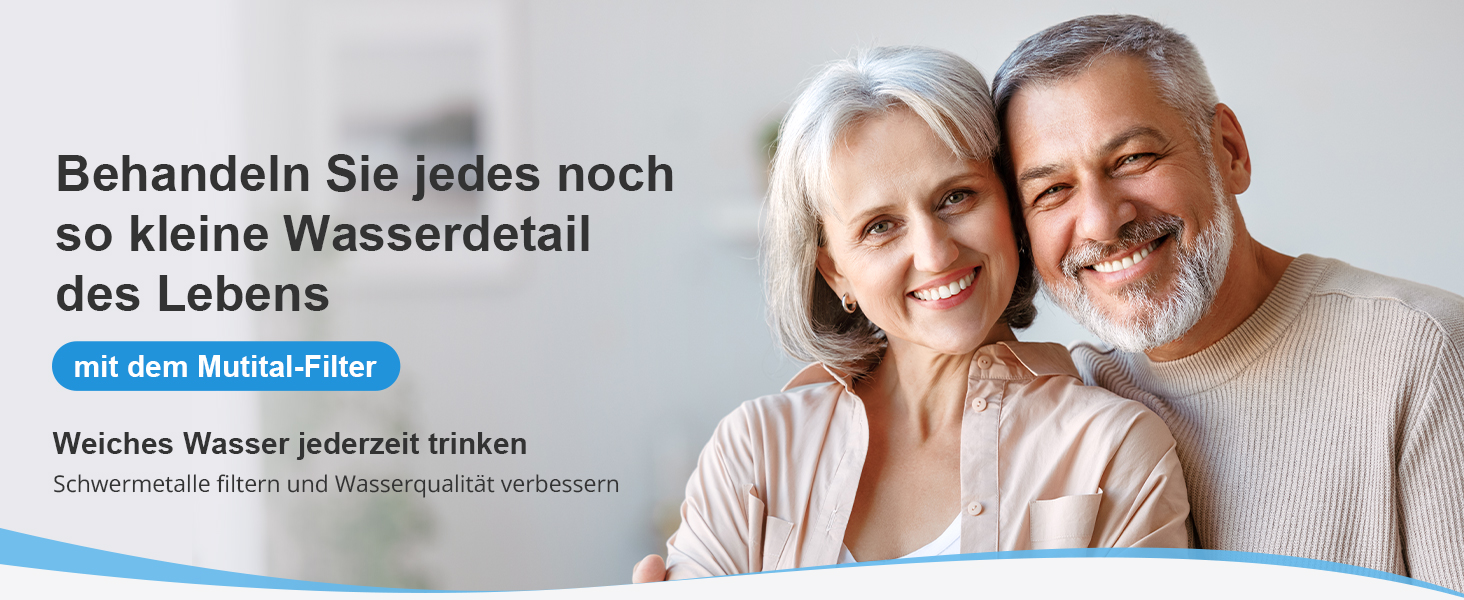 Werbung für ein Wasserfilterprodukt mit deutschem Text. Die blaue Akzentleiste am unteren Rand des Bildes enthält Produktinformationen.
