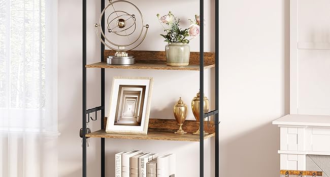 Libreria in stile industriale con struttura in legno e metallo con tre ripiani aperti e due cassetti nella parte inferiore, che espongono