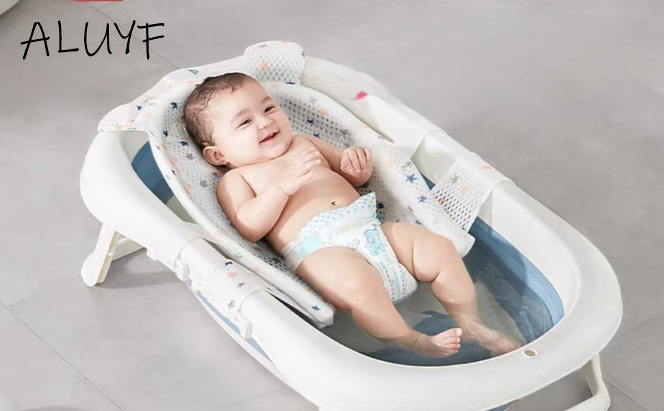 Un siège de bain pour bébé blanc à parois grillagées avec rembourrage bleu, conçu pour assurer la sécurité et le confort du bain
