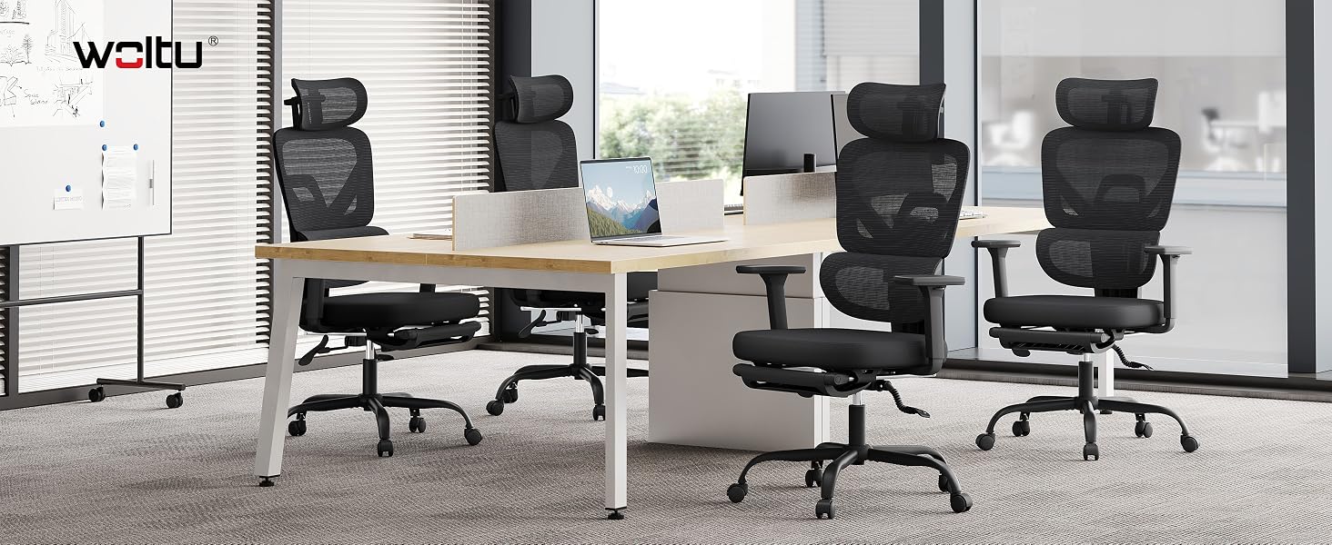 Il testo dice «wostu». Interno da ufficio moderno con diverse sedie da ufficio ergonomiche nere posizionate attorno a una scrivania scura in un ambiente di lavoro contemporaneo.