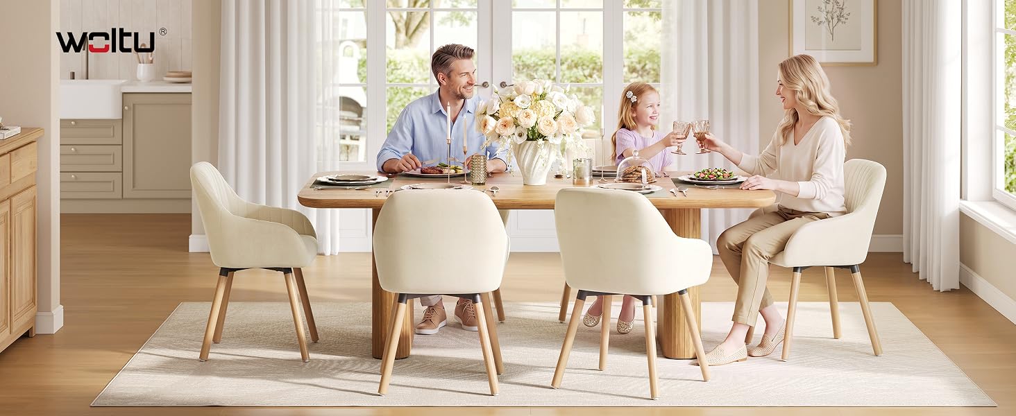 Le texte indique « WOJU ». Scène de salle à manger intérieure avec quatre personnes assises à une table en bois avec des chaises crème dans un cadre lumineux et moderne.