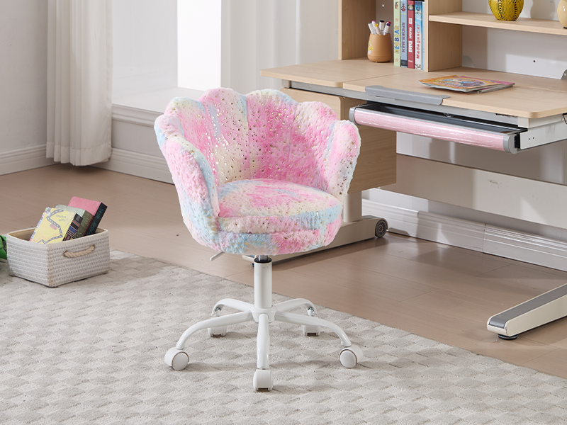 Silla giratoria estampada en rosa y blanco con diseño de respaldo curvo, colocada frente al escritorio. La silla tiene una base blanca de cinco estrellas con ruedas.