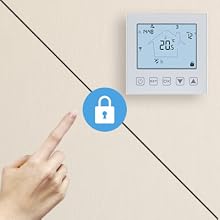 une main pointant vers un thermostat numérique