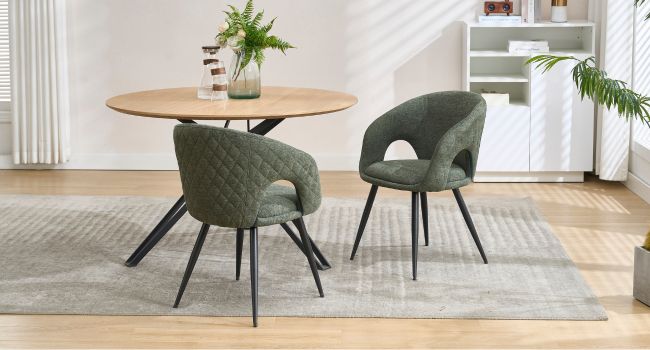 Moderne Essgruppe mit rundem Holztisch und zwei weißen gepolsterten Stühlen.