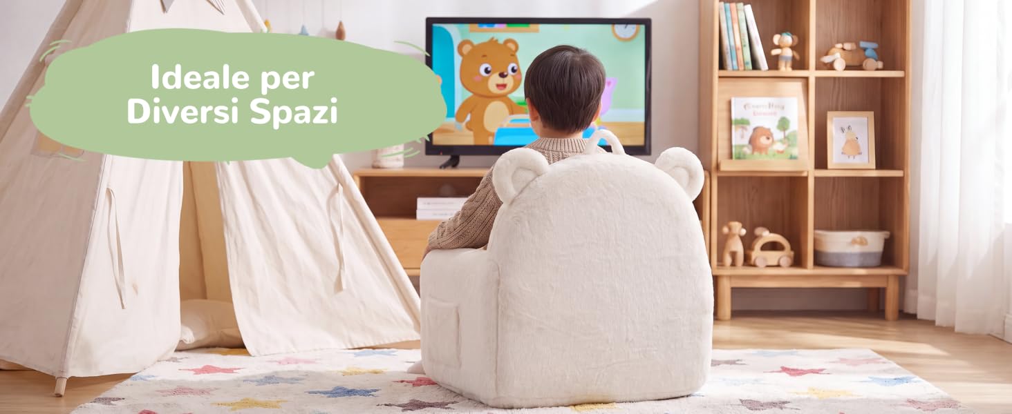 Il testo recita «Ideale per Diversi Spazi» nel banner verde. Scena interna che mostra una persona alla TV, scaffale con decorazioni e struttura da gioco bianca simile a una tenda in uno spazio abitativo moderno.