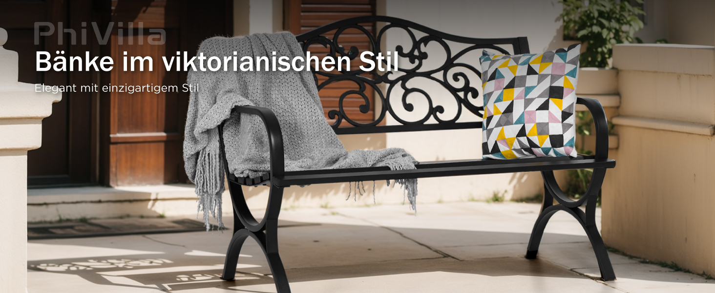 Der Text lautet „Bänke im viktorianischen Stil“. Kunstvolle Gartenbank aus schwarzem Metall mit dekorativer Rückenlehne mit Schnörkelwerk an der Steinmauer.