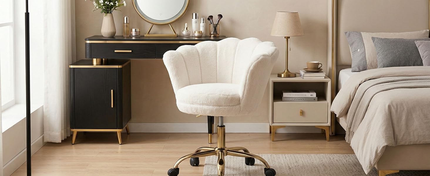 Le texte se lit comme suit : « Image 1 ». Cadre de bureau à domicile moderne avec chaise de bureau rembourrée blanche, parquet et décor minimaliste dans des tons neutres.