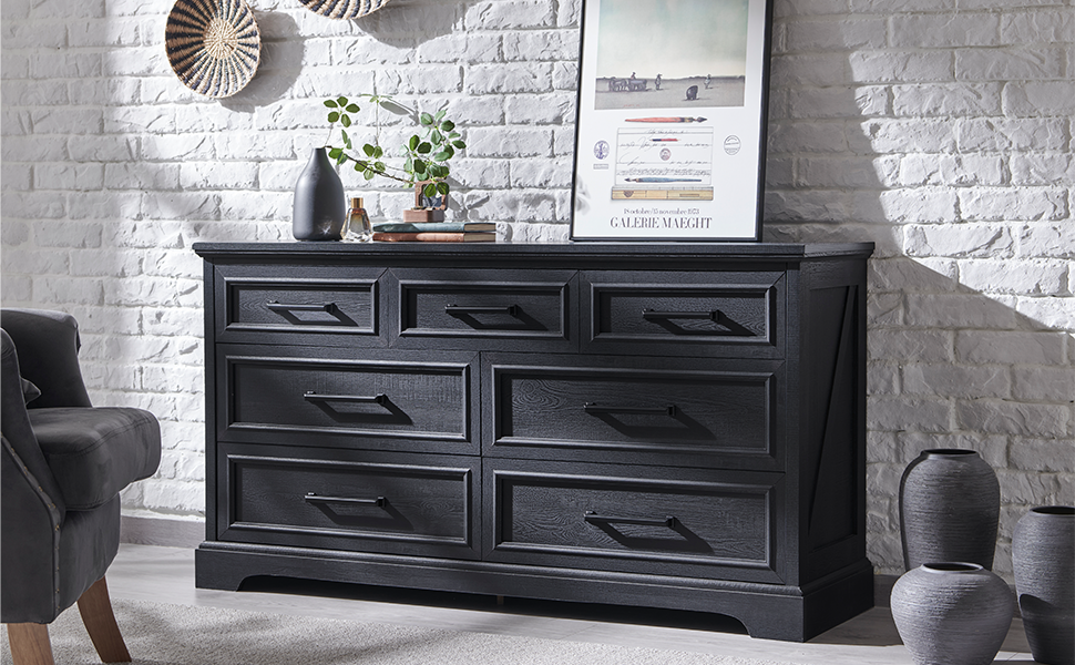 Commode en bois noir et console multimédia posées contre un mur de briques blanches, présentées sous différents angles. Dispose de plusieurs tiroirs et compartiments au design moderne.