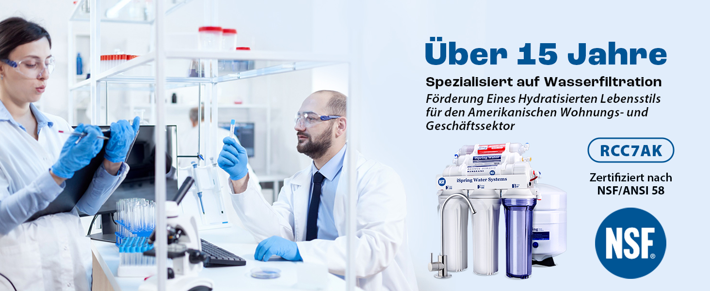 Laborumgebung mit Wissenschaftlern, die Fläschchen untersuchen. In der Texteinblendung werden „15 Jahre“ und die „NSF“ -Zertifizierung erwähnt, was