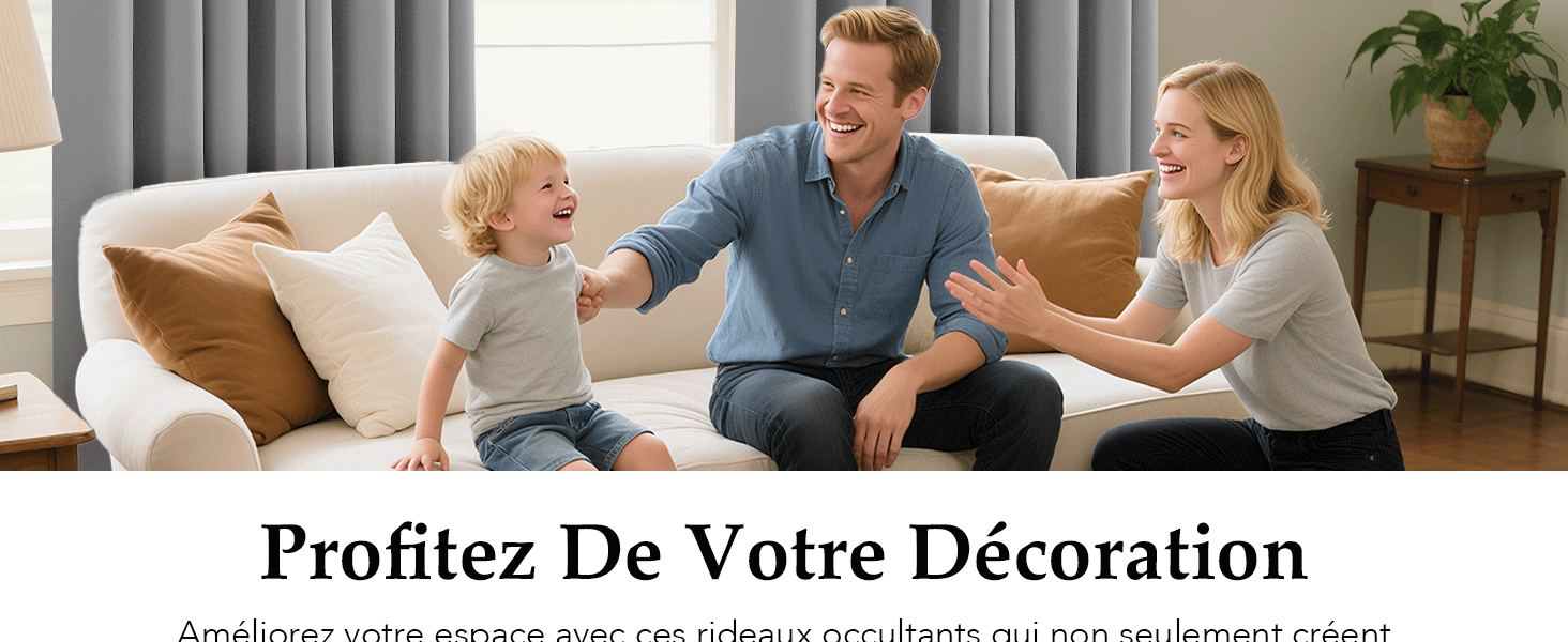 Intérieur du salon avec canapé beige et rideaux. Coussins décoratifs et plante visibles. Le texte en français mentionne la décoration.