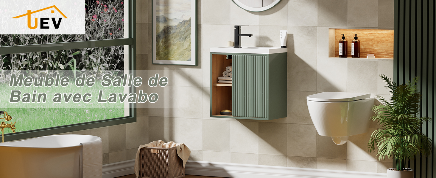 Intérieur de salle de bain moderne comprenant une armoire murale verte et des luminaires blancs, avec éclairage naturel et éléments décoratifs visibles.