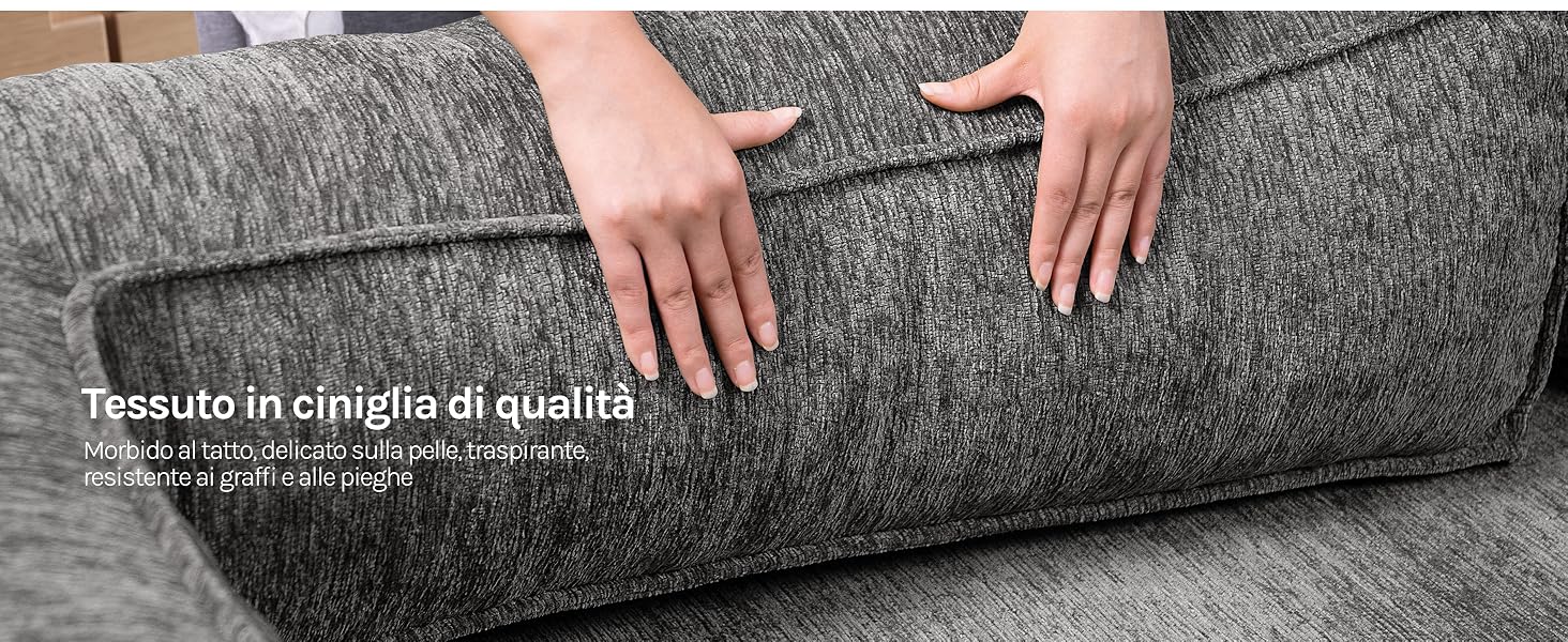 Il testo recita «Tessuto in ciniglia di qualità». Due mani posizionate su una superficie in tessuto testurizzato grigio con trama in ciniglia a coste. Il testo in italiano conferma la qualità della composizione del materiale in ciniglia.