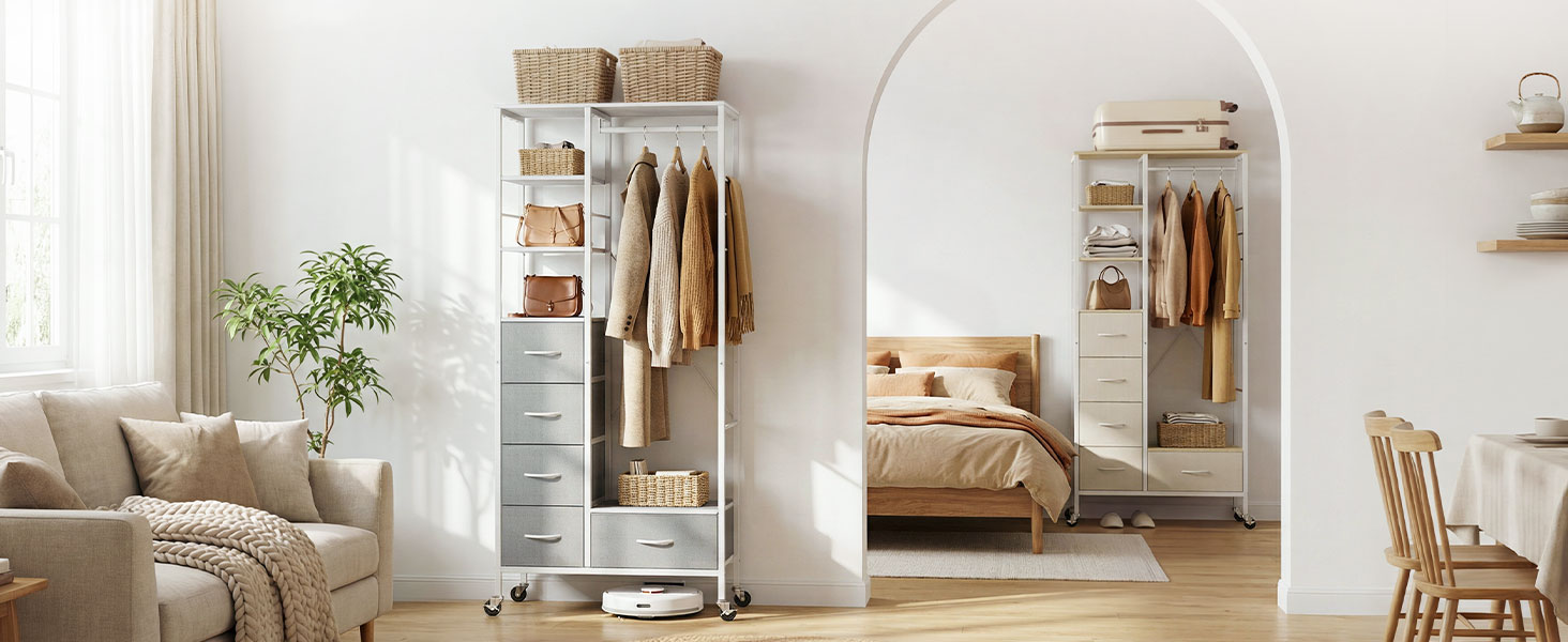Intérieur de chambre minimaliste avec porte-vêtements ouvert, étagères flottantes présentant vêtements et accessoires et palette de couleurs neutres avec des plantes.