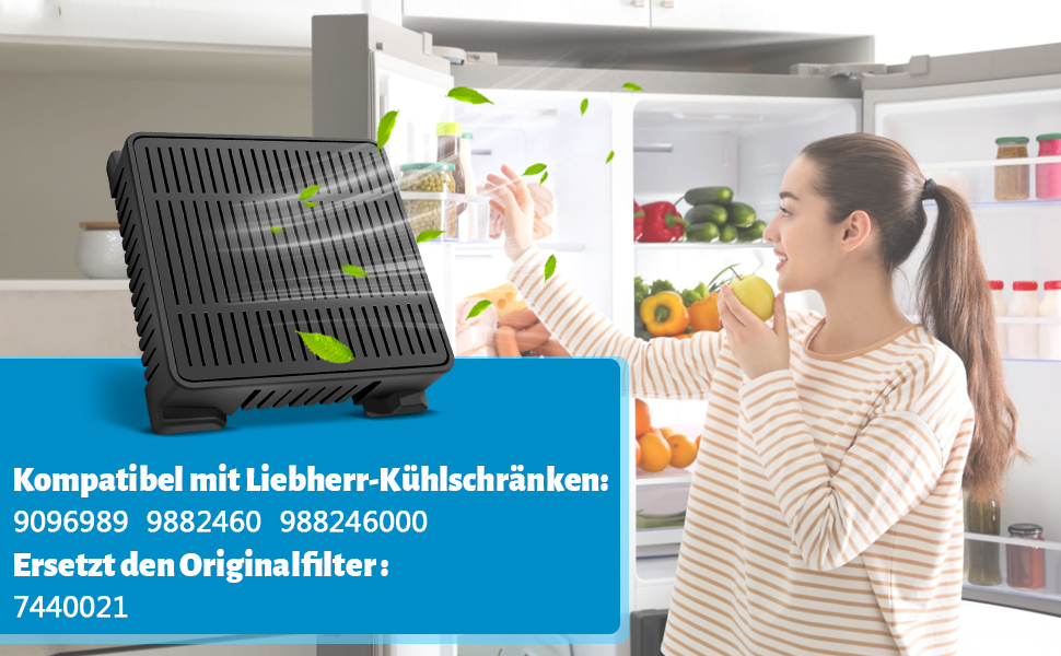 Schwarzer rechteckiger Luftfilter für Liebherr-Kühlschränke. Zeigt Kompatibilität mit den Modellnummern 9096989, 9882460, 988246000. Ersetzt den Originalfilter 7440021. Wird neben dem offenen Kühlschrank mit frischen Produkten ausgestellt