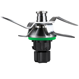 Nahaufnahme eines Sprinklerkopfes mit vier Metallflügeln und einem grünen Ring, befestigt an einer schwarzen Basis. Konzipiert zum Bewässern von Rasen oder Gärten.