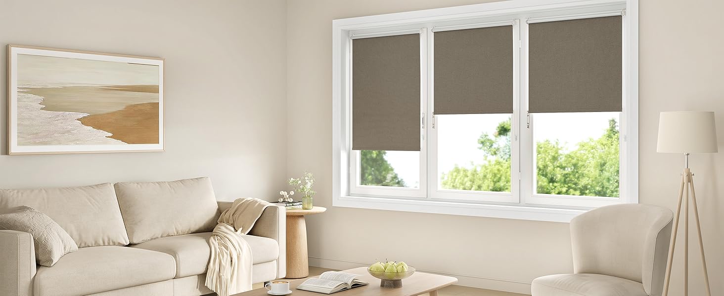 Espacio interior moderno y minimalista con paredes blancas, grandes ventanales con luz natural y líneas limpias en varias habitaciones conectadas.