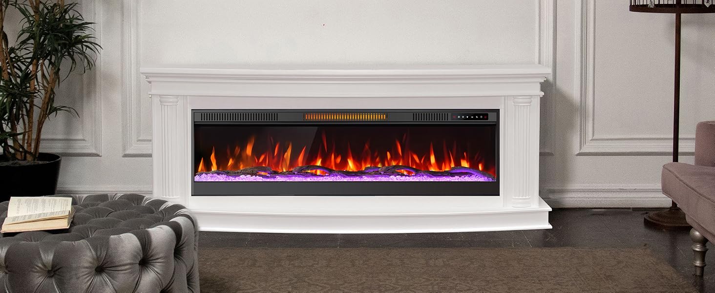 Moderner elektrischer Kamin mit roten LED-Flammen in weißer Wand mit langem rechteckigem Design. Graue, büschelige Möbel sind im Vordergrund sichtbar.