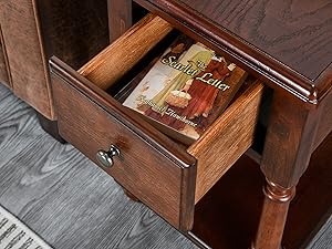 Boîte de rangement ou tiroir en bois ouvert pour révéler un intérieur compartimenté, illustré sur des photos séquentielles.