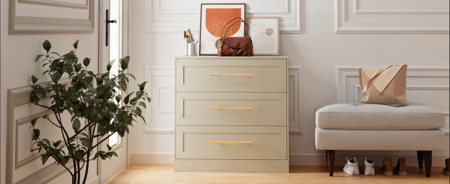 Scena interna moderna con cassettiera grigio chiaro, pianta in vaso e sedia con accento beige contro una parete rivestita di pannelli bianchi.