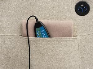 Dispositivo elettronico con display blu parzialmente visibile in una tasca in tessuto beige. Il cavo nero si estende dal dispositivo. Icona circolare nera con simbolo blu nell'angolo in alto a destra.
