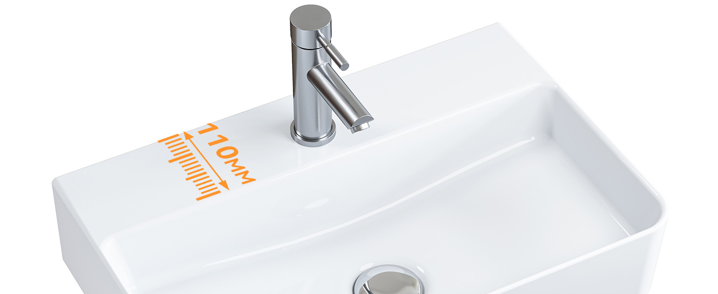 Lavabo da bagno moderno rettangolare in ceramica bianca con rubinetto monocomando cromato e scarico. Presenta linee pulite e design minimalista.