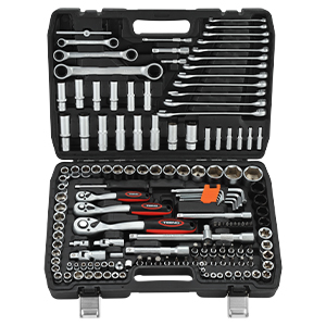 Set completo di chiavi e bussole in una custodia di plastica nera. Bussole, cricchetti, chiavi e punte per cacciavite di varie dimensioni ben organizzate in un'imbottitura in schiuma