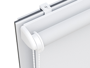 Purificateur d'air ou appareil de chauffage rectangulaire blanc à lamelles horizontales et garniture argentée sur fond neutre. Appareil électroménager compact à fixer au mur ou au sol.
