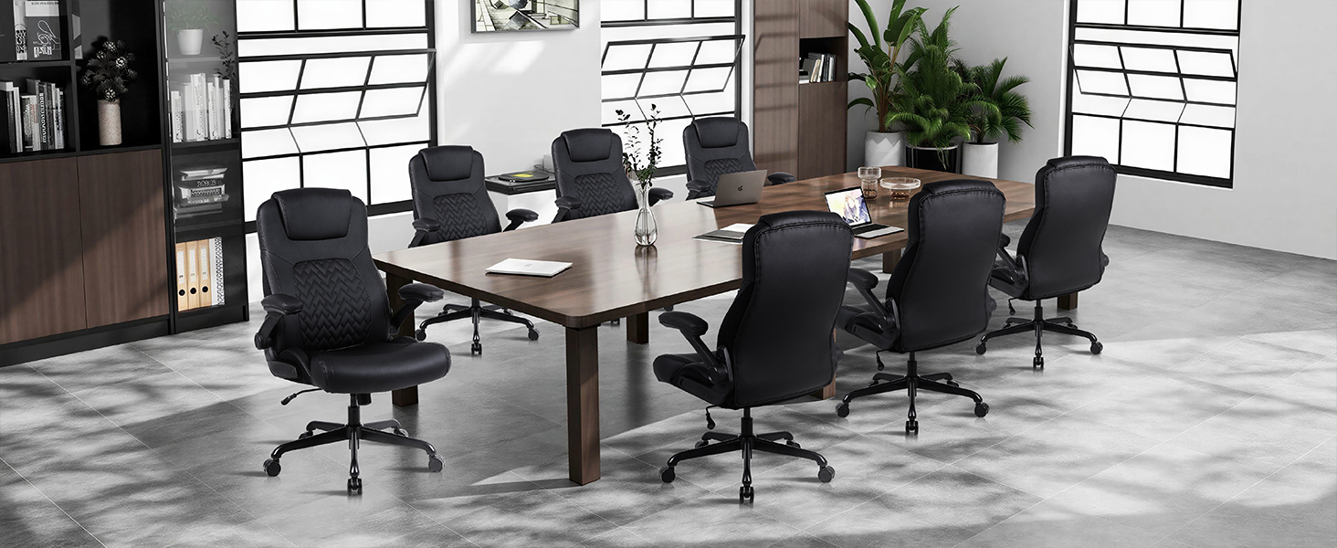 Salle de conférence moderne avec table en bois clair, six chaises de bureau ergonomiques noires, murs blancs avec fenêtres grillagées, plantes en pot et sol en béton ciré.