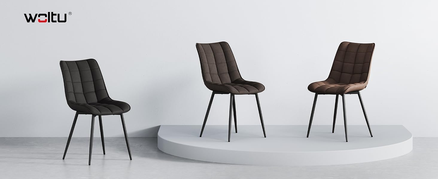 Il testo recita «Waltu». Espositore di tre sedie da pranzo moderne con rivestimento trapuntato in colori scuri e gambe in metallo, disposte su una superficie grigio chiaro.