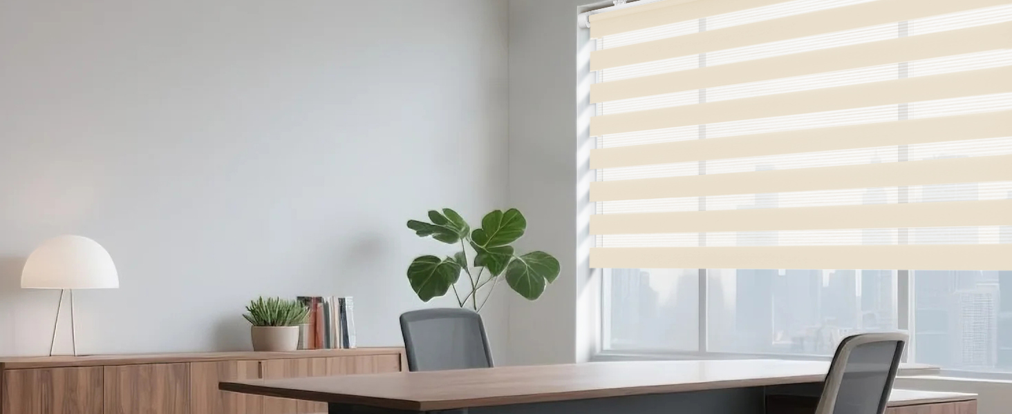 Espace de bureau moderne avec aménagement de bureau, chaise de bureau et plantes décoratives. Fenêtre avec stores horizontaux laissant entrer la lumière naturelle.