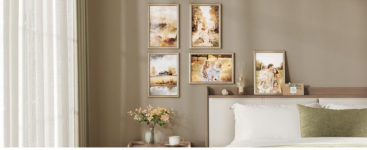 Vista interna della camera con opere d'arte incorniciate sulle pareti, con luce naturale proveniente dalle finestre e arredi eleganti visibili.