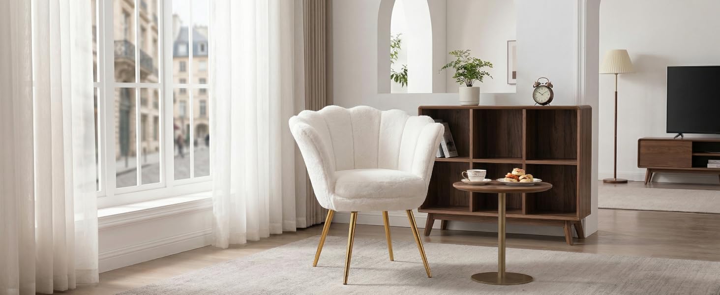 Modernes, minimalistisches Wohnzimmerinterieur mit weißen Wänden, Holzböden und natürlichem Licht, das durch Fenster fällt. Zu den Möbeln gehört ein heller Sessel.