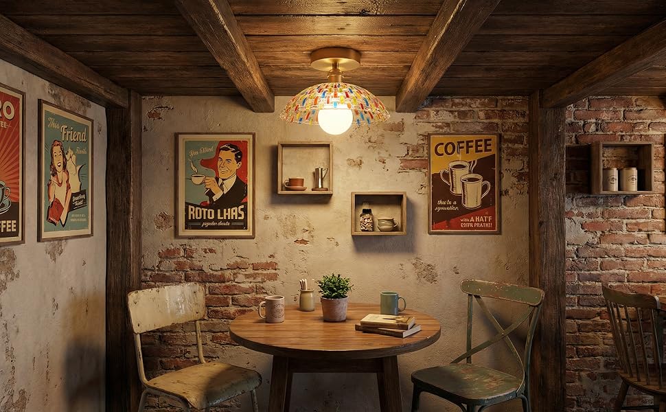 Innenansicht einer rustikalen Bar oder eines Restaurants mit freigelegten Backsteinwänden, Vintage-Postern und stimmungsvoller Beleuchtung, die eine warme Atmosphäre schafft.
