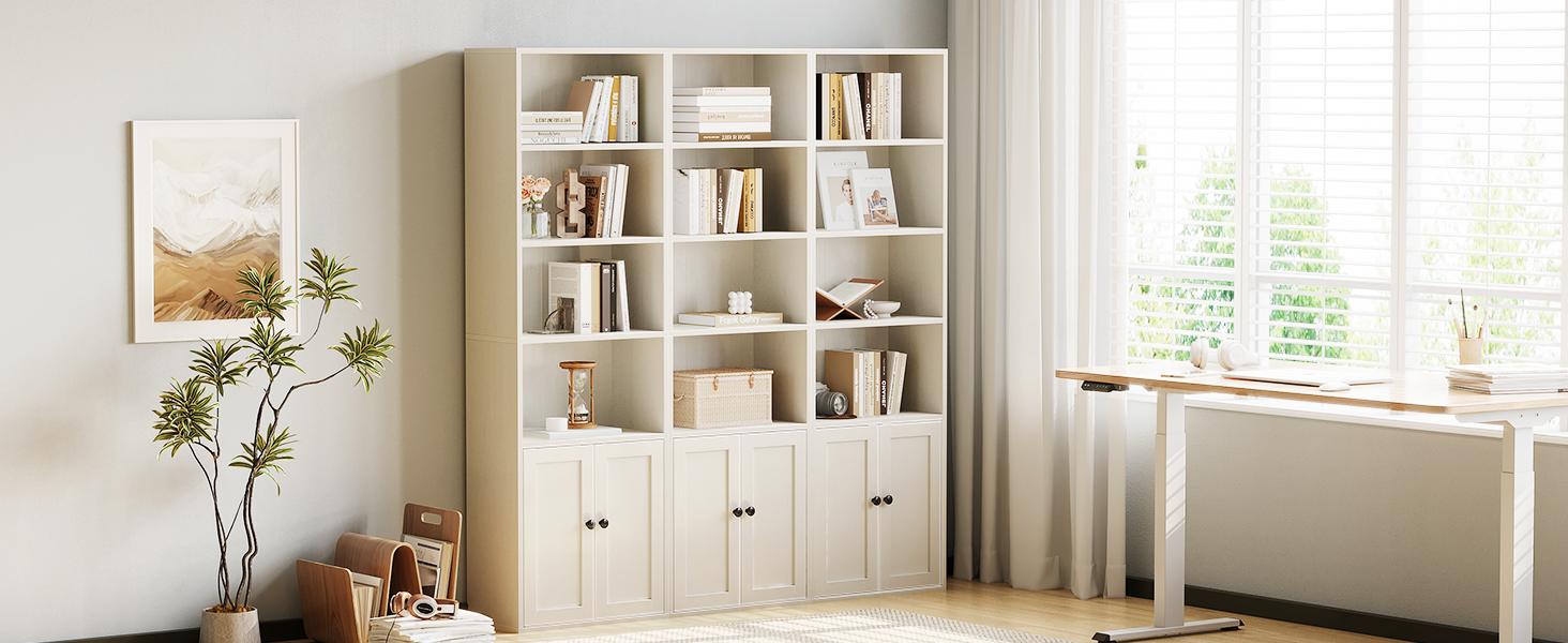 Grande étagère de couleur crème avec de multiples compartiments de rangement et des portes d'armoire inférieures, présentée dans une pièce lumineuse et éclairée naturellement.