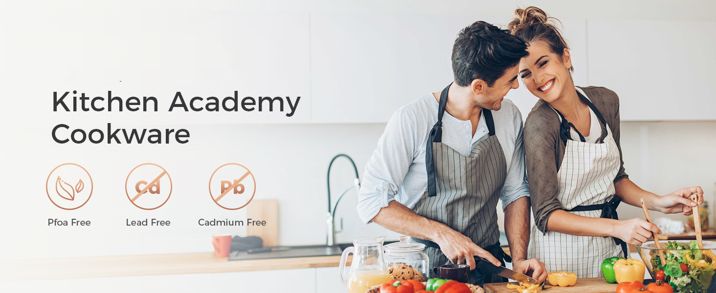 Kitchen Academy aux propriétés sans chaleur, sans plomb et sans cadmium. Deux personnes en tablier préparent des repas dans une cuisine